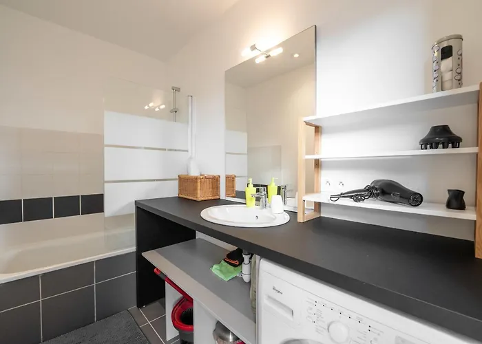 Spacious And Bright Nest With Beautiful Terrace 아파트 *
