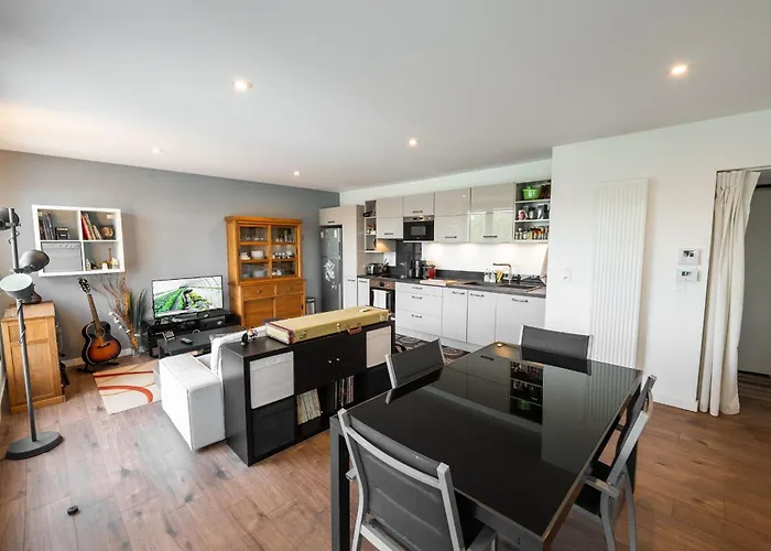 Spacious And Bright Nest With Beautiful Terrace