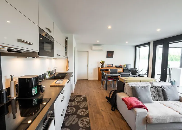 아파트 Spacious And Bright Nest With Beautiful Terrace *