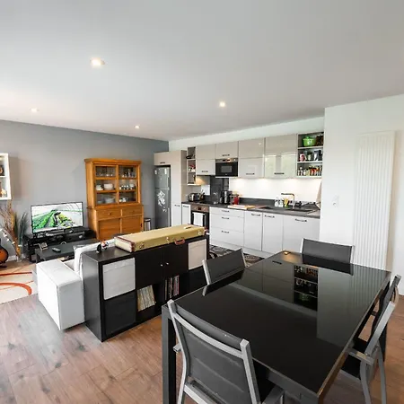 Spacious And Bright Nest With Beautiful Terrace